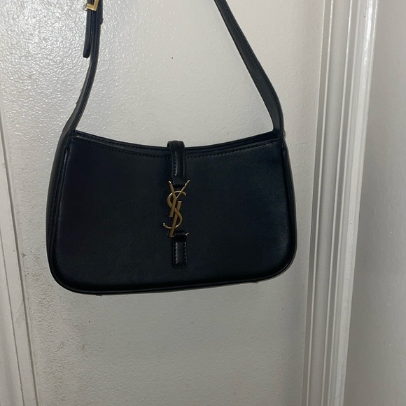 Yves Saint Laurent Handbags - Yves Saint Laurent Le 5 à 7 Hobo Bag in Smooth Leather